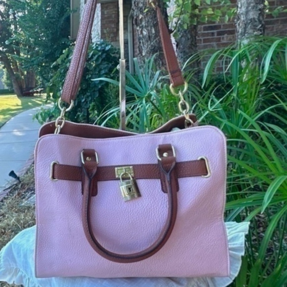 Excellent condition pink shoulder bag.